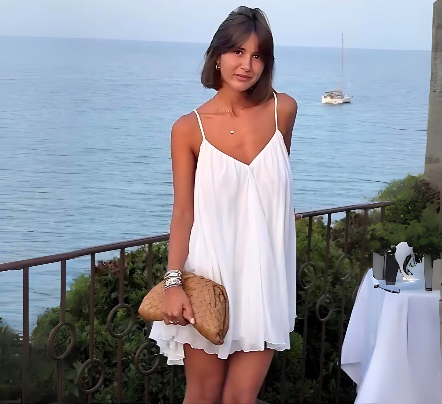 Mio™ | Vit Mesh Miniklänning med Öppen Rygg