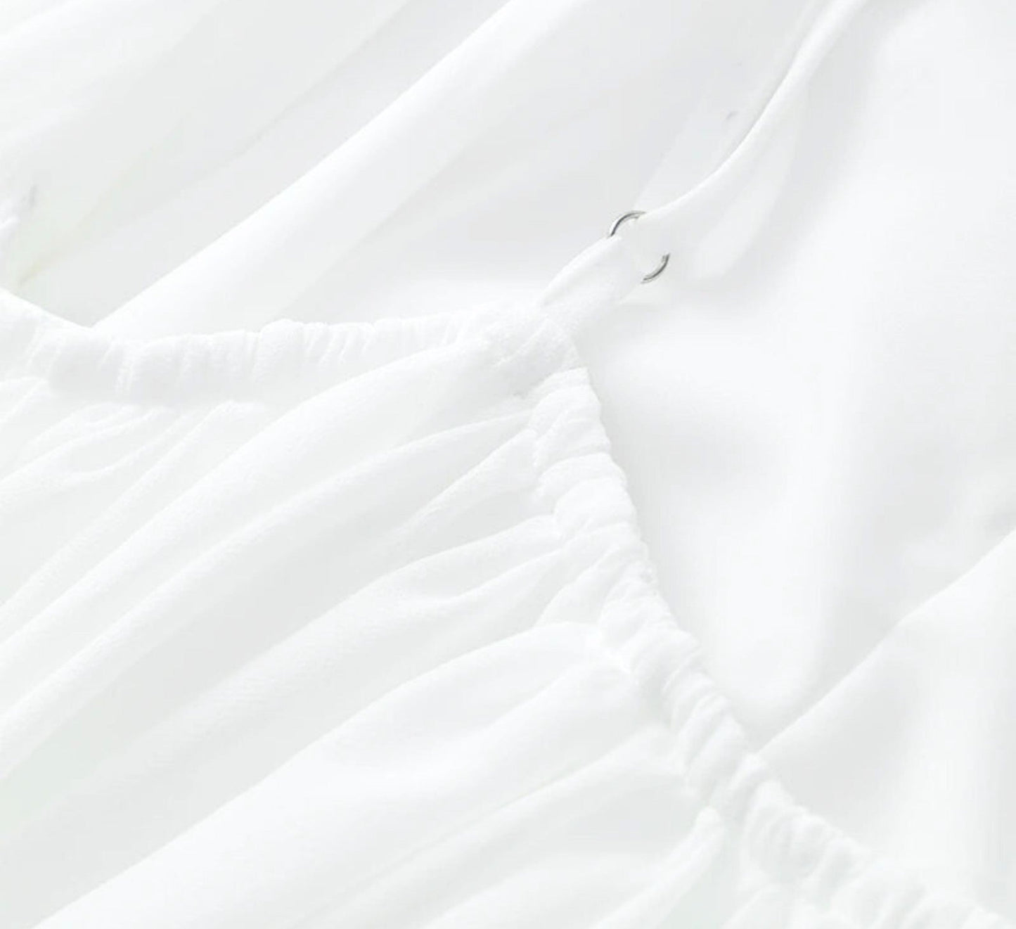 Mio™ | Vit Mesh Miniklänning med Öppen Rygg